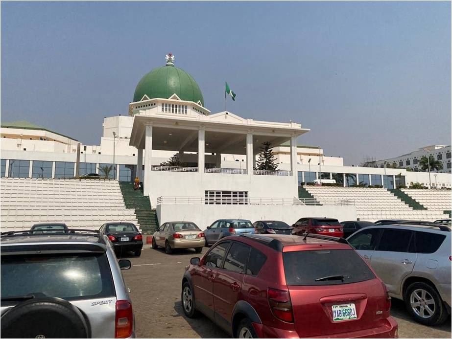 Nigeria wird demokratisch regiert,
hat aber mit vielen Problemen wie Korruption, wirtschaftlicher
Ungleichheit
und
Extremismus zu kämpfen.
